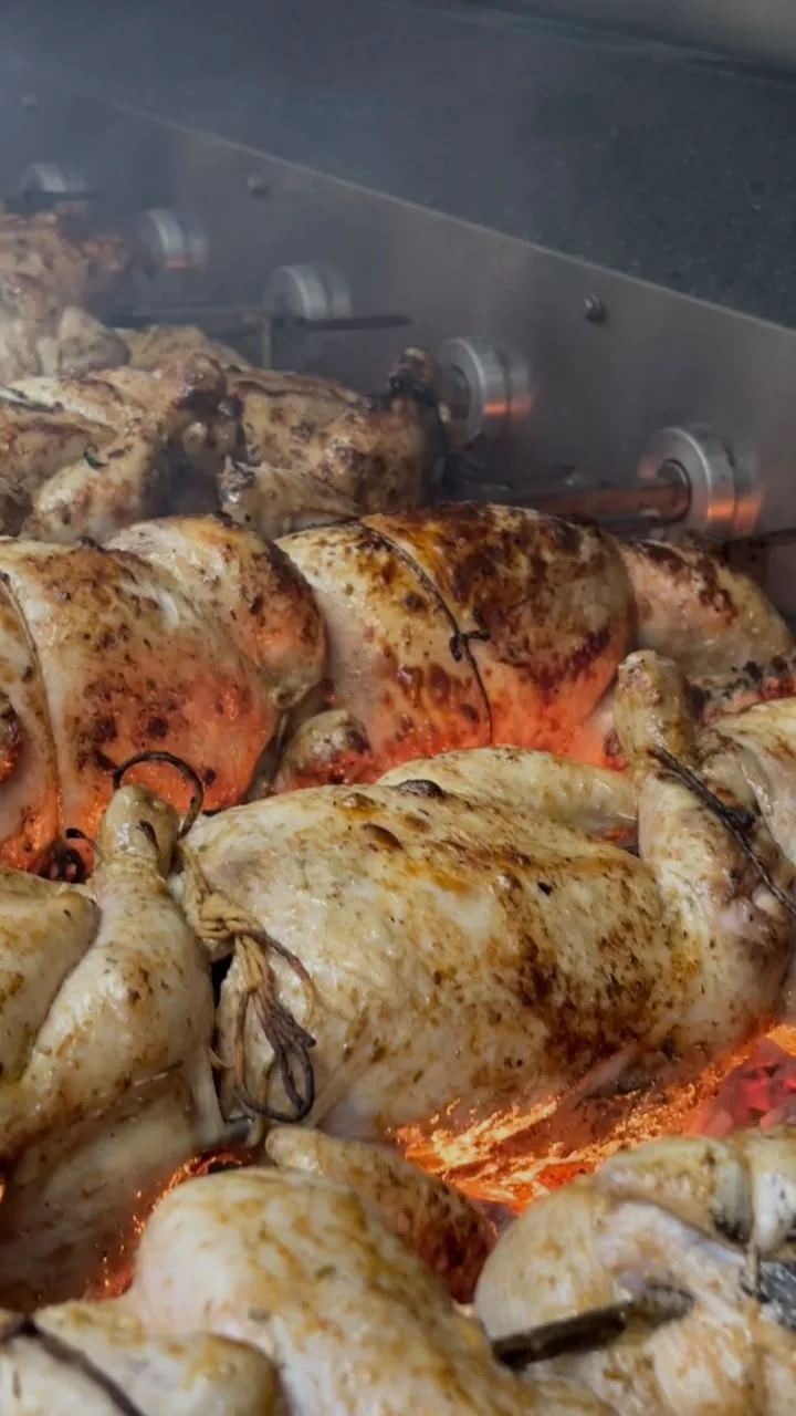 Pollos al carbón en el asador