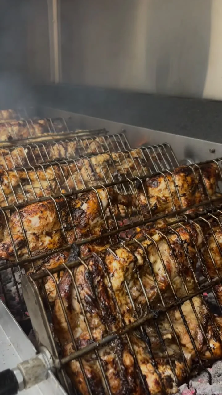 Pollos cocinándose sobre carbón
