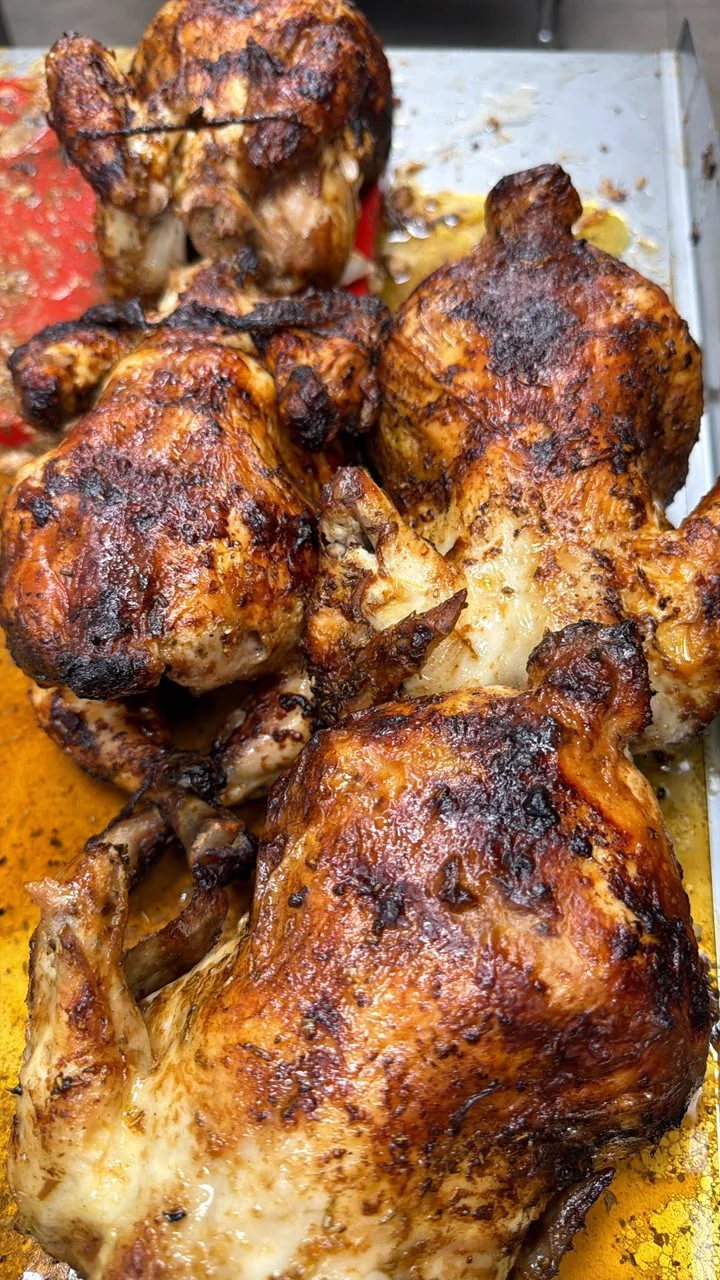 Pollos sobre brasas de carbón
