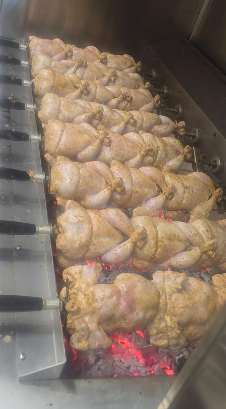 Pollos marinados antes de pasar a las brasas