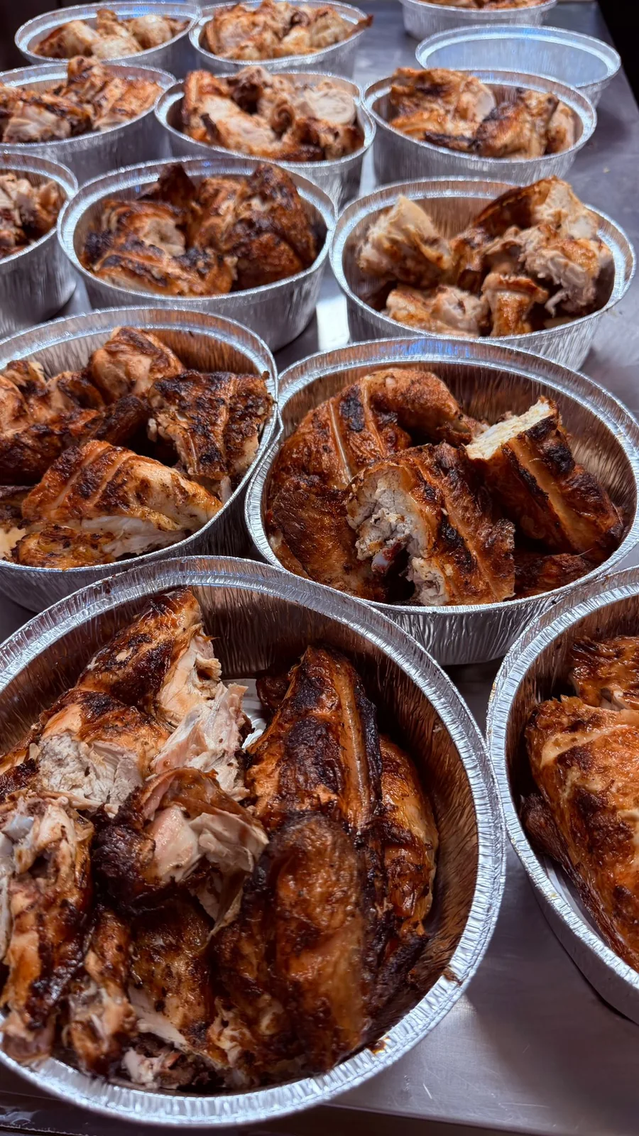 Pollos servidos listos para entregar
